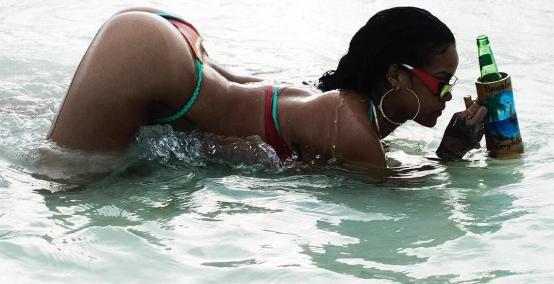 Rihanna wypina pośladki na Barbadosie